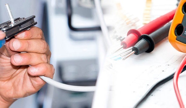 profesional-electricista-en-vic-reparacion-instalacion